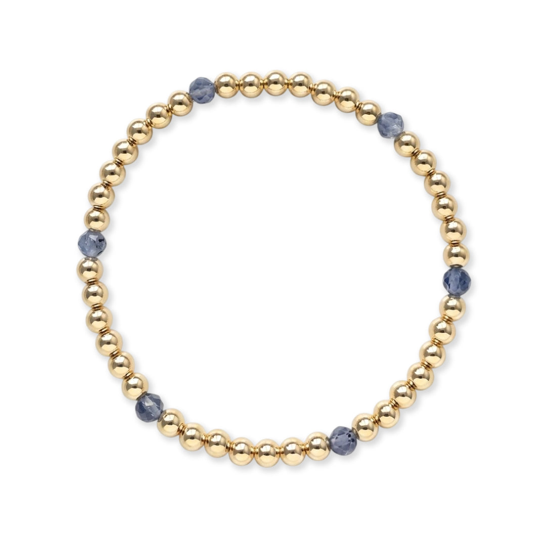 Gouden kralenarmband van gold filled 14K met blauwgrijze iolite edelstenen van 4mm, van Bedels & Bedels.
