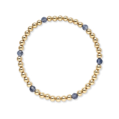 Gouden kralenarmband van gold filled 14K met blauwgrijze iolite edelstenen van 4mm, van Bedels & Bedels.